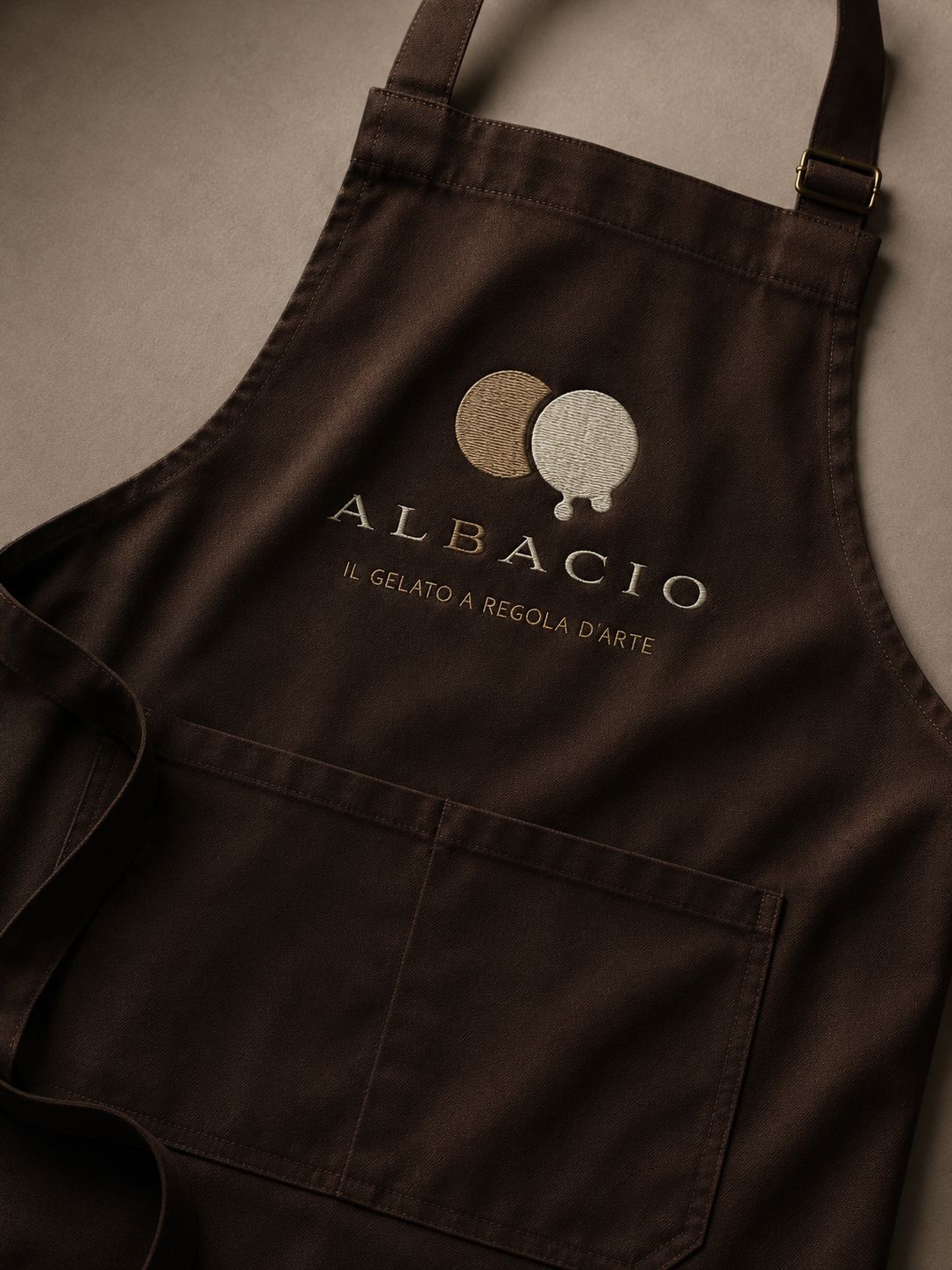 Vetrina e insegna della gelateria Albacio